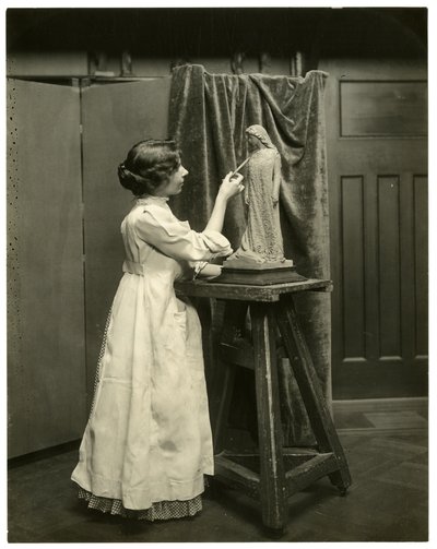 Bessie Potter Vonnoh, n. 1905-1940 (gelatiinihopea valokuva) tekijältä Jessie Tarbox Beals