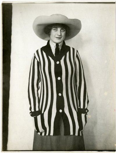 Blazer-pusero & huopahattu, Forsythe, n. 1905-1918 (gelatiinihopea kuva) tekijältä Jessie Tarbox Beals