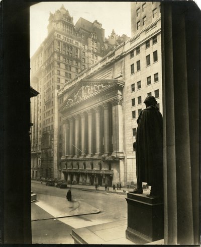 Broad St from Treasury Building, New York, USA, n. 1905-40 (gelatiinihopea valokuva) tekijältä Jessie Tarbox Beals