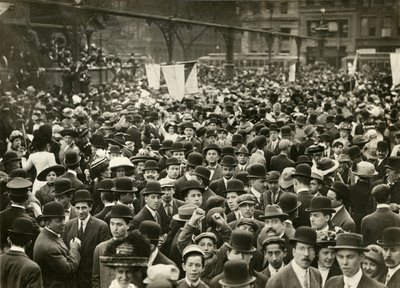 Väkijoukko Union Squarella äänioikeuskokouksessa, n. 1905-1911 (gelatiinihopea valokuva) tekijältä Jessie Tarbox Beals