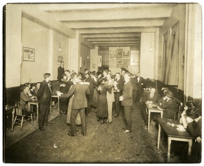 Tanssii Charley Reedin purppurapennussa, Greenwich Village, n. 1905-1918 (gelatiinihopeakuva) tekijältä Jessie Tarbox Beals
