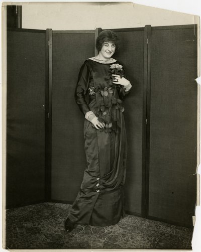 Mekko, draped, Gimbels, n. 1905-1918 (gelatiinihopea valokuva) tekijältä Jessie Tarbox Beals