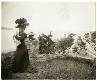 Ella Wheeler Wilcox Sound Beachissä, Connissa, n. 1905-1911 (gelatiinihopea valokuva) tekijältä Jessie Tarbox Beals