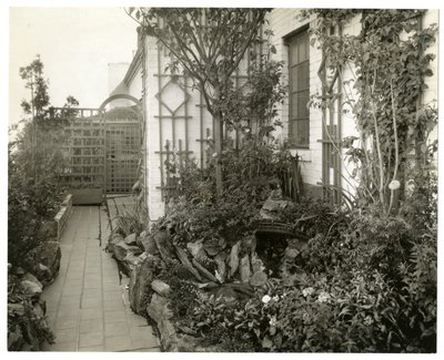Rouva Regina Jaisin puutarha, n. 1936-37 (gelatiinihopea valokuva) tekijältä Jessie Tarbox Beals