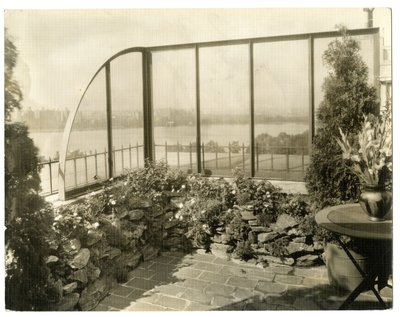 Rouva Regina Jaisin puutarha, n. 1936-37 (gelatiinihopea valokuva) tekijältä Jessie Tarbox Beals