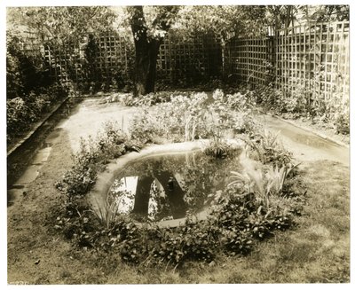 Garden of Mrs W H Wells 265 W 11th, Greenwich Village, New York, USA, n. 1936-37 (gelatiinihopea valokuva) tekijältä Jessie Tarbox Beals
