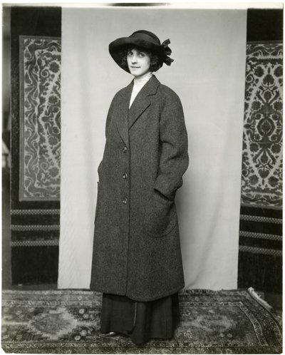 Harmaa takki, Arnold & Constable, n. 1905-1918 (gelatiinihopea kuva) tekijältä Jessie Tarbox Beals