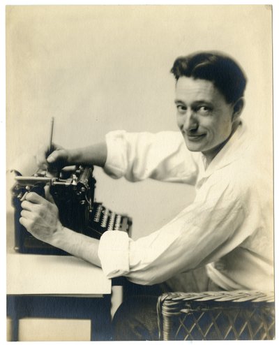 Henry Oyen kirjoituskoneella, n. 1905-21 tekijältä Jessie Tarbox Beals