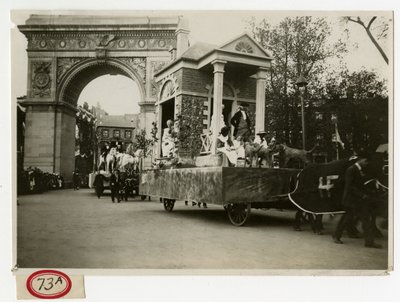Historical Parade Colonial Home Float No 27 tekijältä Jessie Tarbox Beals