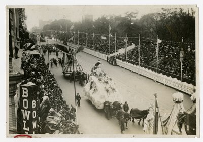 Historiallinen paraati: yleisnäkymä Keskuspuisto St Nicholas Float (Nicholas Float) tekijältä Jessie Tarbox Beals