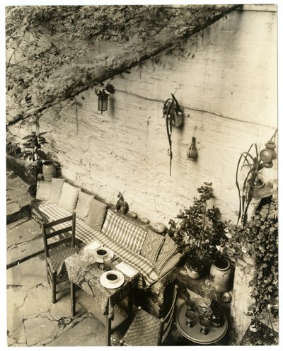 Herra ja rouva George Stonehillin koti, Greenwich Village, New York, USA, n. 1936-37 (gelatiinihopeakuva) tekijältä Jessie Tarbox Beals