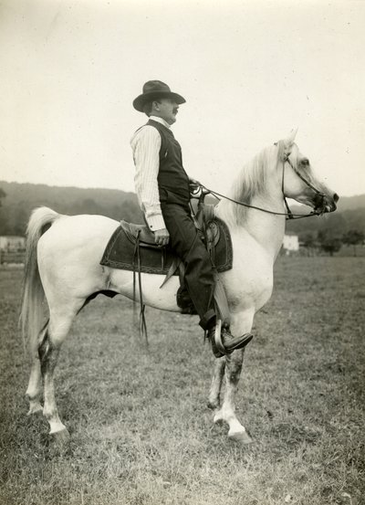 Homer Davenport sarjakuvapiirtäjä arabiahevosella, n. 1905-1912 (gelatiinihopea kuva) tekijältä Jessie Tarbox Beals
