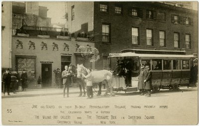 Jane ja Howard kahdesti päivässä kiertävällä kulkureittillään pysähtyen kärsivällisesti ennen juhlittua lahjakkuutta Village Art Gallerya ja The Treasure Boxia Sheridan Squarella, Greenwich Villagessa, New Yorkissa, Yhdysvalloissa tekijältä Jessie Tarbox Beals