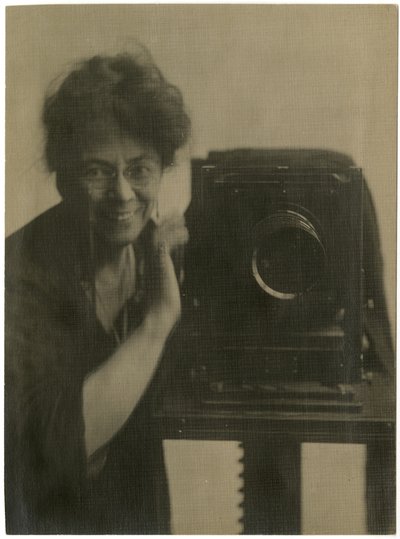 Jessie Tarbox Beals, omakuva kameralla, n. 1918-20 (gelatiinihopea kuva) tekijältä Jessie Tarbox Beals