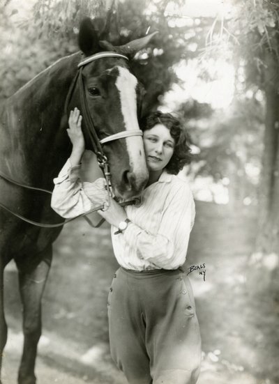 Judith Anderson, n. 1917-24 (gelatiinihopea valokuva) tekijältä Jessie Tarbox Beals