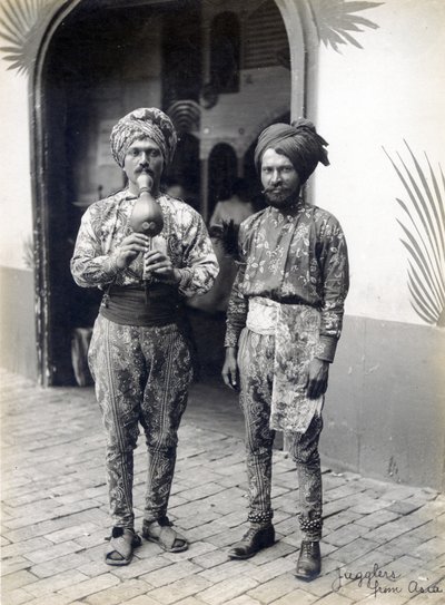 Jonglöörit Aasiasta. (Esiintyjiä Hauen Mysterious Asia -osastolta vuoden 1904 maailmannäyttelyssä) tekijältä Jessie Tarbox Beals