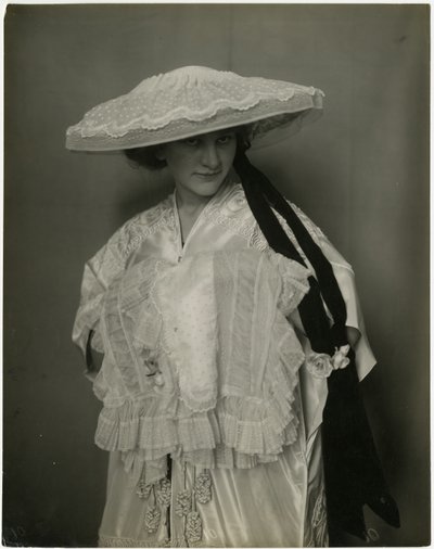 Jumble Bros ?, Alusvaatteet hattu ja muffi, n. 1905-1911 (gelatiinihopea kuva) tekijältä Jessie Tarbox Beals