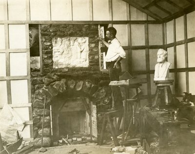 Karl Bitter (veistäjä) rakensi takkansa itse, n. 1905-1915 (gelatiinihopea kuva) tekijältä Jessie Tarbox Beals