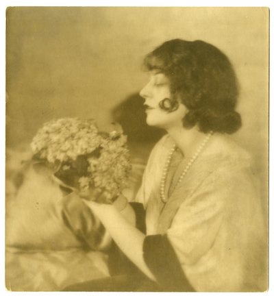 Lenore Ulric, n. 1915-28 (gelatiinihopea valokuva) tekijältä Jessie Tarbox Beals