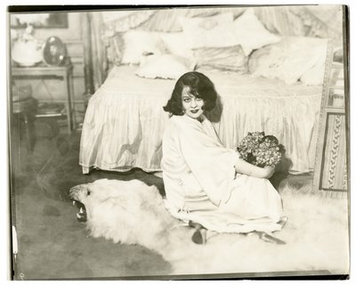 Lenore Ulric, n. 1915-28 (gelatiinihopea valokuva) tekijältä Jessie Tarbox Beals