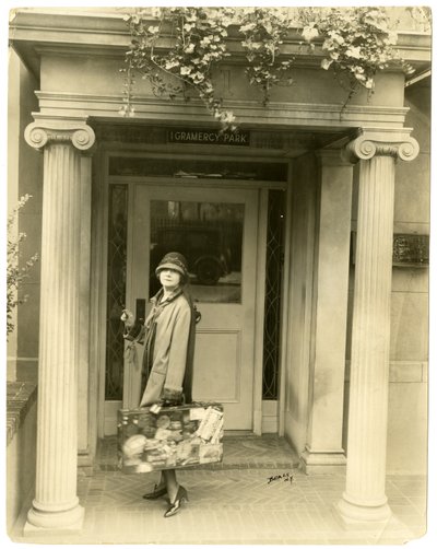Mabel Herbert Urner, kirjailija Helen & Warren valmiina matkalle Eurooppaan, n. 1905-40 (gelatiinihopea kuva) tekijältä Jessie Tarbox Beals