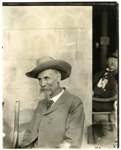 Mies hattu päässä, mitali, n.1905-40 (gelatiinihopeakuva). tekijältä Jessie Tarbox Beals