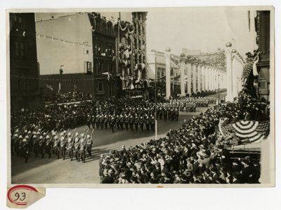 Sotilaallinen paraati Court of Honor Marinesissa, Isossa-Britanniassa tekijältä Jessie Tarbox Beals