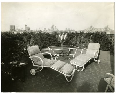 Rouva Alice Woodward Reinhardt, 400 E 52nd St, New York, USA, n. 1905-40 (gelatiinihopeakuva) tekijältä Jessie Tarbox Beals