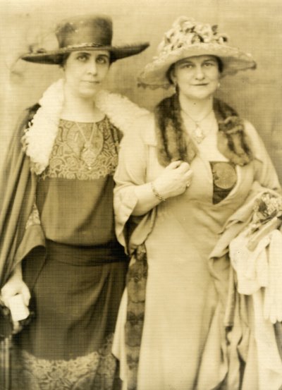 Rouva Coolidge ja hänen ystävänsä Frances Parkinson Keyes tekijältä Jessie Tarbox Beals