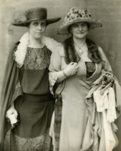 Rouva Coolidge ja hänen ystävänsä rouva Frances Parkinson Keyes, 1924 tekijältä Jessie Tarbox Beals