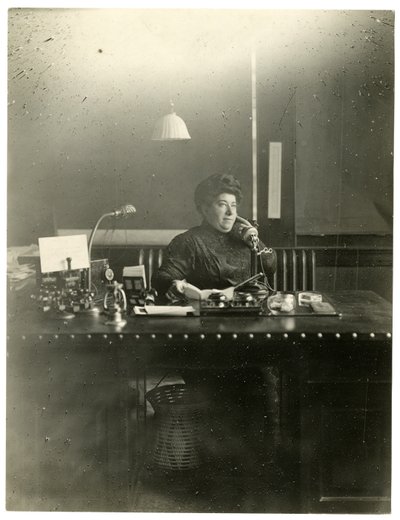 Neiti Chas Netcher Chicagosta, yhden suurimmista kaupoista The Boston Storen omistaja. Hän on nyt taas naimisissa, etsi hänen nimensä muutos Mollie Alpiner Netcher Newbury, n. 1905-1918 (gelatiinihopea kuva) tekijältä Jessie Tarbox Beals
