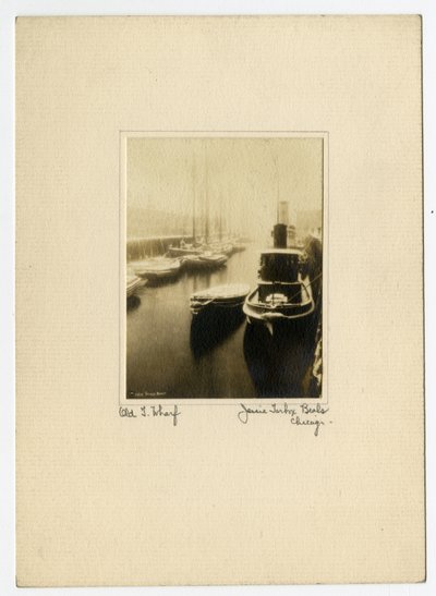 Old T Wharf, n. 1902-10 (gelatiinihopea valokuva) tekijältä Jessie Tarbox Beals