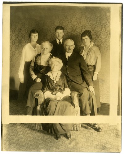 Vanha rouva on rouva Lyman James, Marshall Fieldin sisar, n. 1905-28 (gelatiinihopeakuva) tekijältä Jessie Tarbox Beals