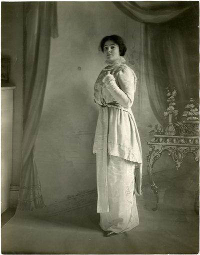 Orchid moire, Maurice, n. 1905-1918 (gelatiinihopea valokuva) tekijältä Jessie Tarbox Beals