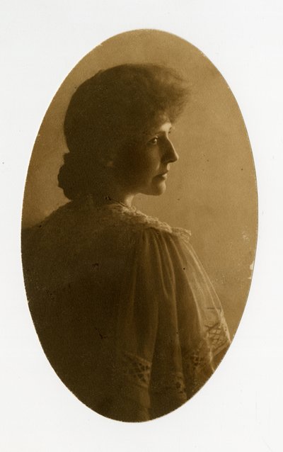 Naisen soikea muotokuva, noin 1905-40 (gelatiinihopeakuva) tekijältä Jessie Tarbox Beals