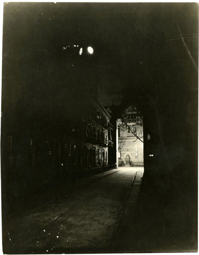 Patchin Place yöllä, Greenwich Village, New York, USA, n. 1905-20 (gelatiinihopeakuva) tekijältä Jessie Tarbox Beals