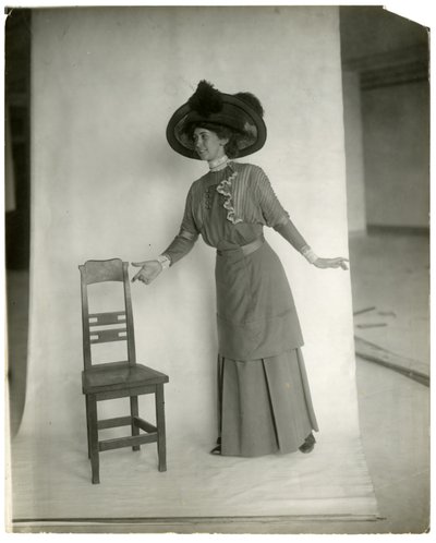 "Ole hyvä ja istu" Jalkojen, käsivarsien ja käsien oikea asento, n. 1905-18 (gelatiinihopea kuva) tekijältä Jessie Tarbox Beals