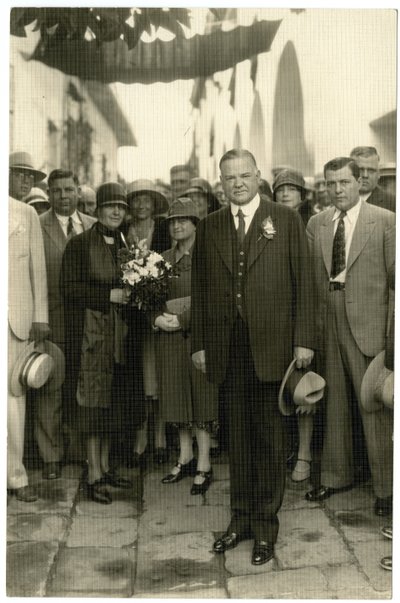 Presidentti Hoover - Rouva Hoover pitelee kukkakimppua, n. 1928-32 tekijältä Jessie Tarbox Beals