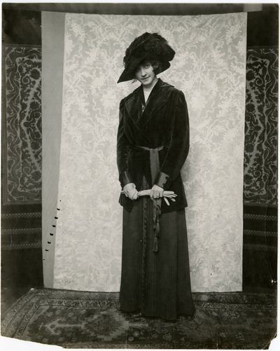 Punainen samettipuku harmonikalaskoshameella, Arnold & Constable, n. 1905-1918 (gelatiinihopea kuva) tekijältä Jessie Tarbox Beals