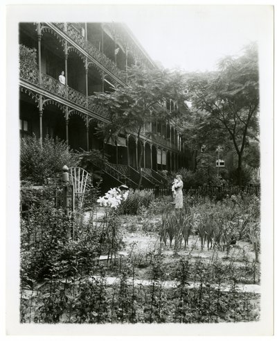 Rhinelander House Gardens, W 11th St, Greenwich Village, New York, USA, n. 1905-38 (gelatiinihopea valokuva) tekijältä Jessie Tarbox Beals
