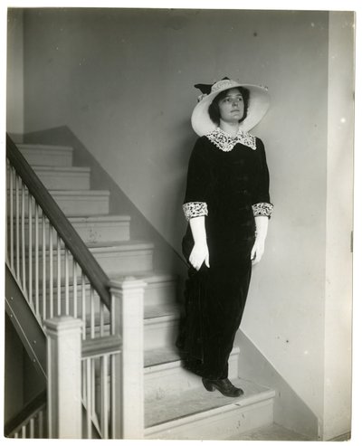Oikea tapa tulla alas portaita, n. 1905-1918 (gelatiinihopea kuva) tekijältä Jessie Tarbox Beals