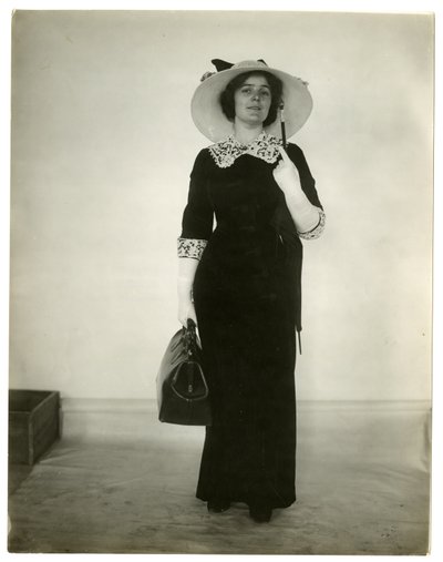 Oikea tapa kantaa laukkua ja sateenvarjoa, n. 1905-18 tekijältä Jessie Tarbox Beals