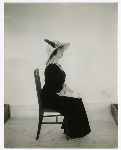Oikea tapa istua tuolissa, n. 1905-1918 (gelatiinihopea kuva) tekijältä Jessie Tarbox Beals