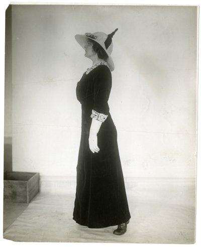 Oikea tapa seisoa kävellessä, n. 1905-18 (gelatiinihopea kuva) tekijältä Jessie Tarbox Beals