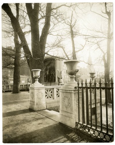 Shaw Memorial, Boston, USA, n. 1902-1910 (gelatiinihopea valokuva) tekijältä Jessie Tarbox Beals