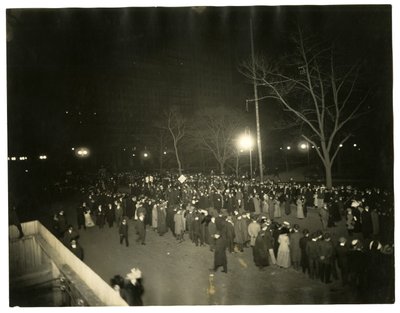 Suffrage Parade, Greenwich Village, New York, USA, n. 1915-1918 (gelatiinihopea valokuva) tekijältä Jessie Tarbox Beals
