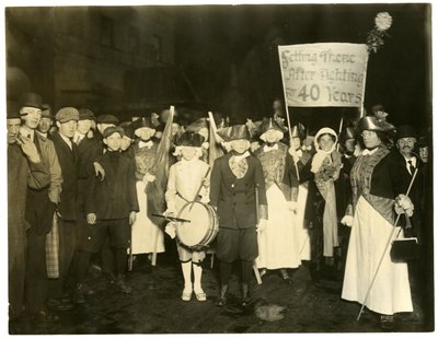 Suffrage Parade, Greenwich Village, New York, USA, n. 1915-1918 (gelatiinihopea valokuva) tekijältä Jessie Tarbox Beals