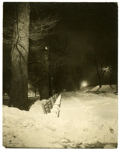 The Mall at night, Boston, Mass, USA, n. 1902-1910 (gelatiinihopeakuva) tekijältä Jessie Tarbox Beals