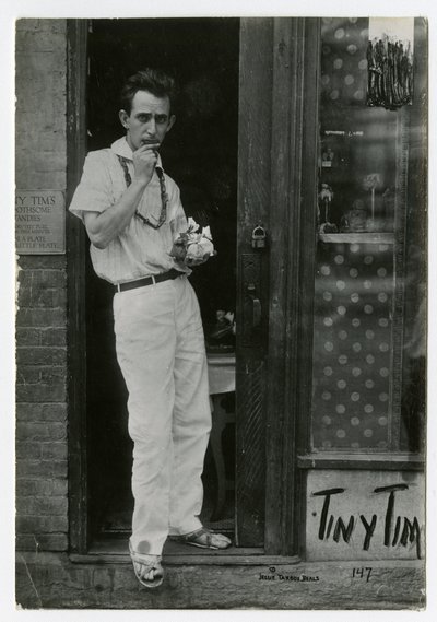 Tiny Tim, Greenwich Village, New York, USA, n. 1915-22 (gelatiinihopea valokuva) tekijältä Jessie Tarbox Beals