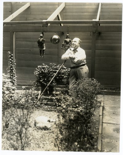 Tony Sarg puutarhassaan tekijältä Jessie Tarbox Beals